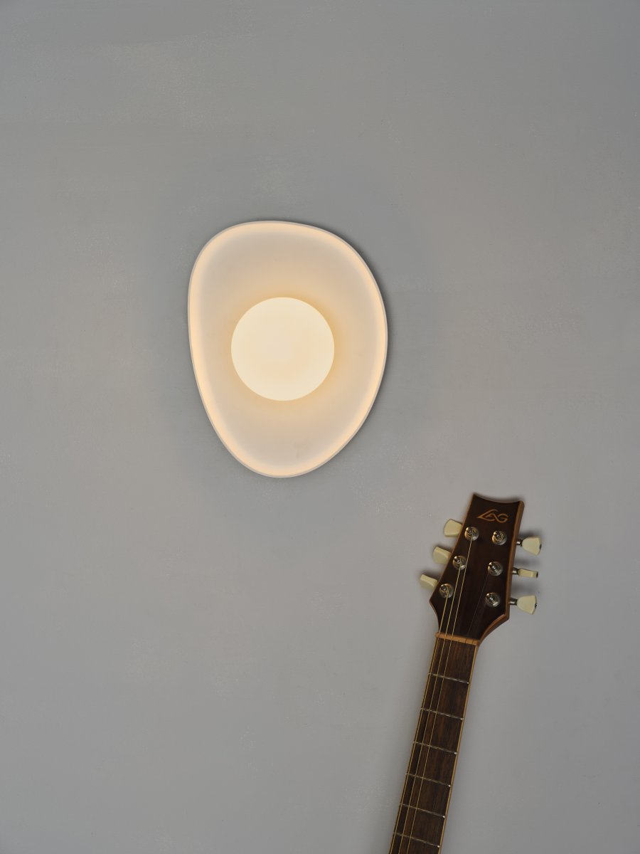Plaster Nest 26cm Valkoinen seinävalaisin valmistajalta Ledvance - Glaskupan i opal som omfamnar ljusk&auml;llan skapar ett fint och bl&auml;ndfritt ljus i rummet.