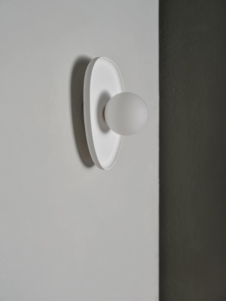 Plaster Nest 26cm Valkoinen seinävalaisin valmistajalta Ledvance - Glaskupan i opal som omfamnar ljusk&auml;llan skapar ett fint och bl&auml;ndfritt ljus i rummet.