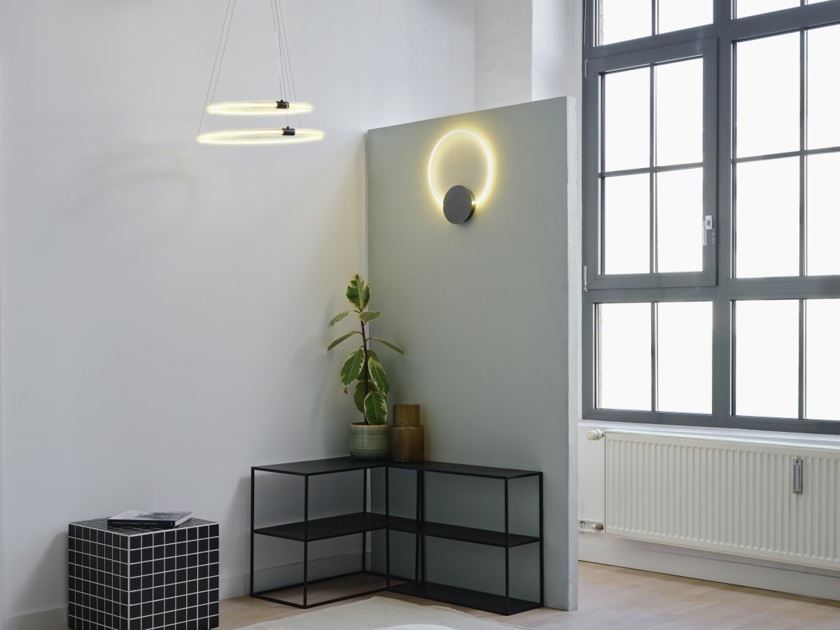 Aura Ø37 Musta seinävalaisin valmistajalta Osram - Lampan har tv&aring; olika belysningspunkter med integrerad LED, en bakom v&auml;ggplattan och cirkeln.