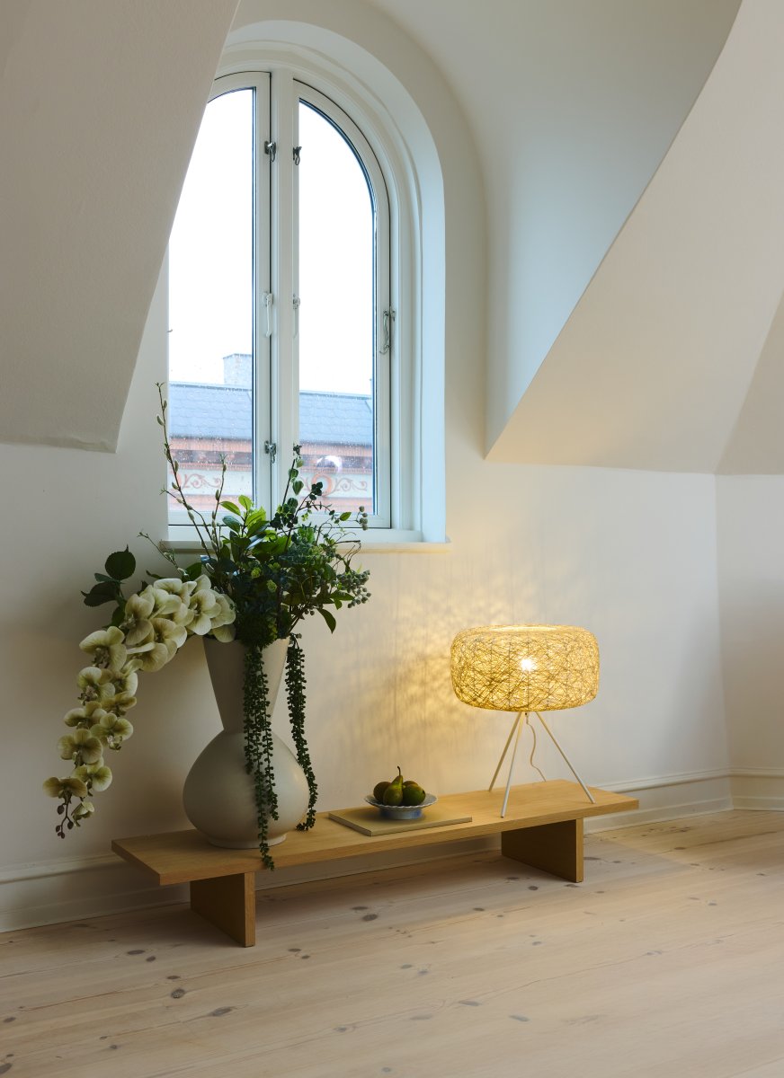 Paper Bale 48cm Luonto pöytävalaisin valmistajalta Ledvance - Paper Bale &auml;r en vacker bordslampa med bohemisk design.