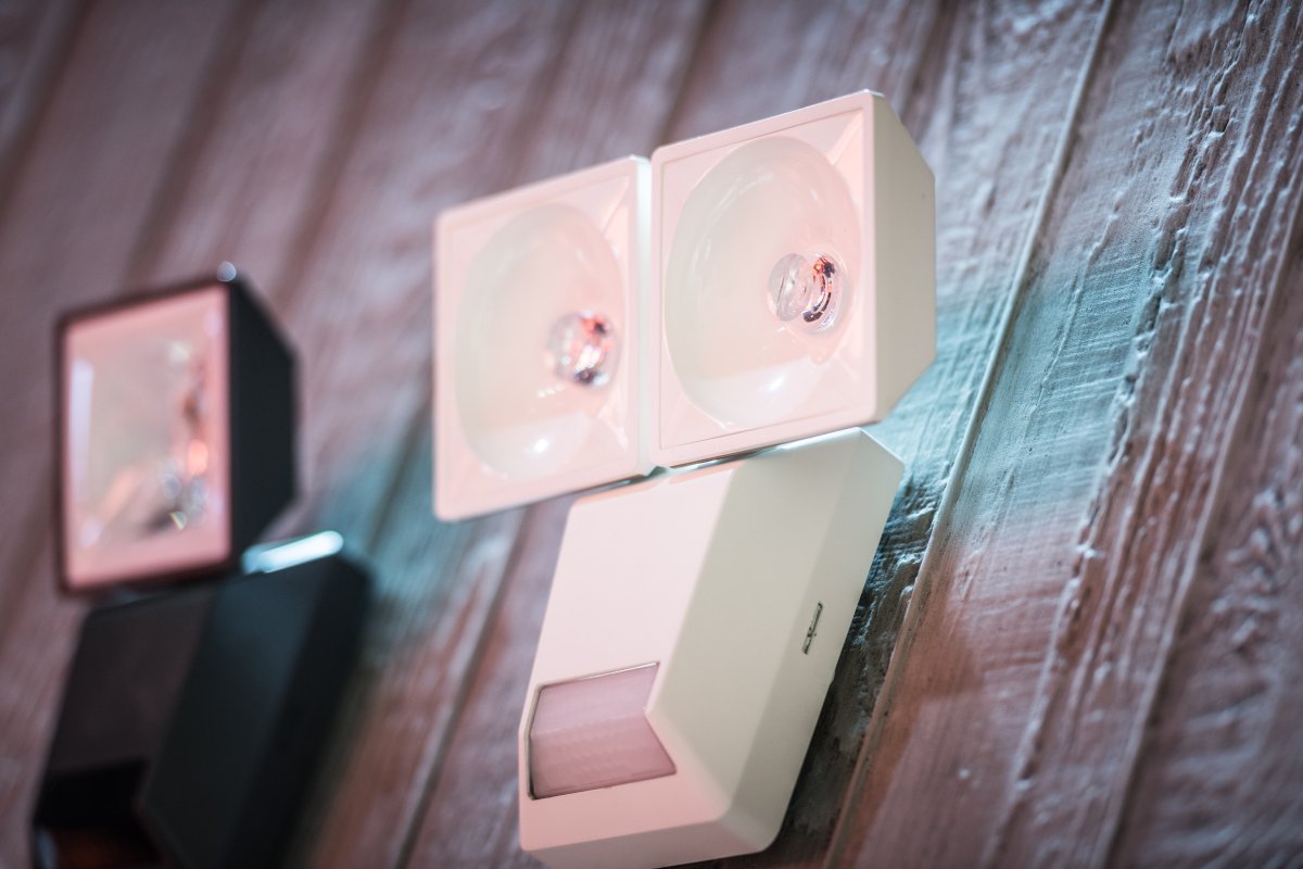 PRO Spot Sensor 16W Valkoinen ulkovalo valmistajalta Ledvance - Den inbyggda r&ouml;relse-&nbsp;och skymningssensorn g&ouml;r att lampan t&auml;nds automatiskt vid r&ouml;relse i m&ouml;rker, vilket ger b&aring;de s&auml;kerhet och energieffektivitet.