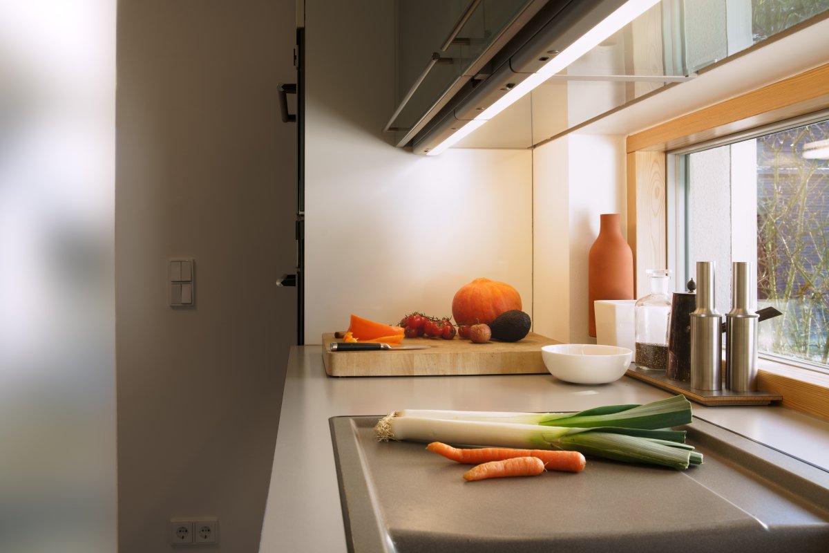 Flat Eco 5W 4000K 37cm Hopea valmistajalta Ledvance - Lamppu ruuvataan kiinni ja liitetään sitten mukana toimitetulla kaapelilla ja pistokkeella.