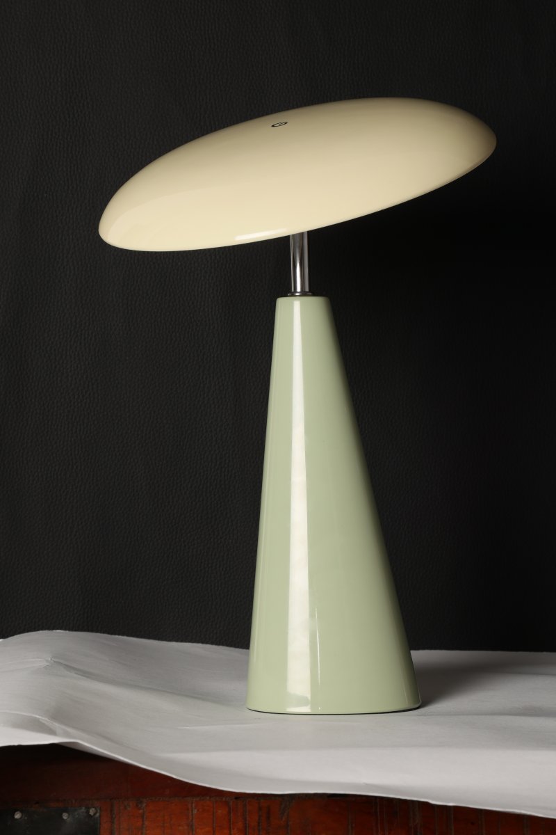 Audrey 33cm Vaaleanvihreä/beige Siirrettävä valmistajalta Eja - Audrey on tyylik&auml;s kannettava p&ouml;yt&auml;valaisin, joka on valmistettu metallista beigen ja vaaleanvihre&auml;n s&auml;vyiss&auml; ja jossa on moderni ja elegantti muotoilu.