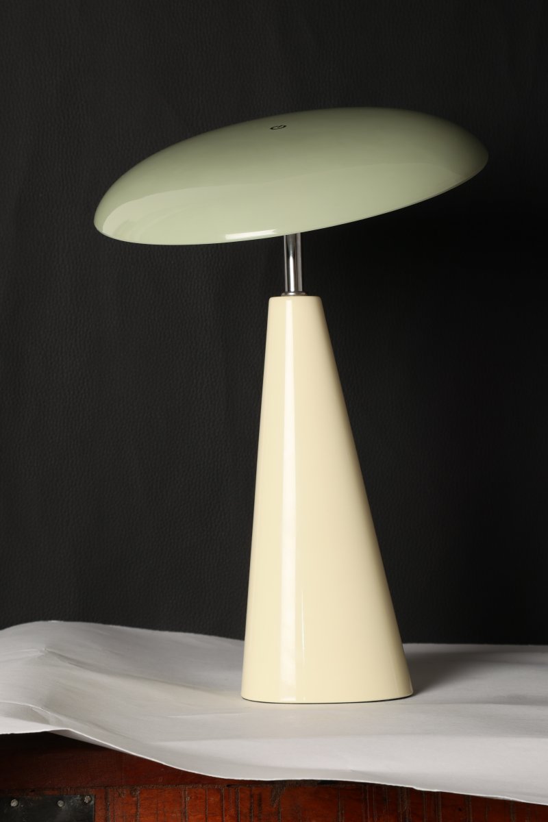 Audrey 33cm Beige/vaaleanvihreä Siirrettävä valmistajalta Eja - Audrey on tyylik&auml;s kannettava p&ouml;yt&auml;valaisin, joka on valmistettu metallista.