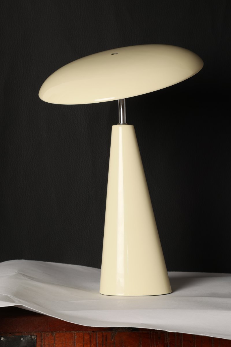 Audrey 33cm Beige Siirrettävä valmistajalta Eja - Audrey on tyylik&auml;s kannettava p&ouml;yt&auml;valaisin, joka on valmistettu metallista ja jonka kiilt&auml;v&auml;n beigen v&auml;rinen valo on moderni ja elegantti.