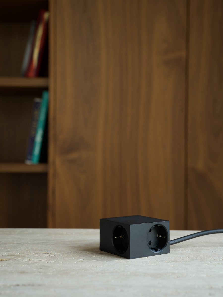 Cuboid Musta valmistajalta Kord - Cuboid on suunniteltu sulautumaan kotiin tai toimistoon ja tarjoamaan &auml;lykk&auml;it&auml; ratkaisuja, suurta joustavuutta ja omaper&auml;ist&auml; tyyli&auml;&auml;n.