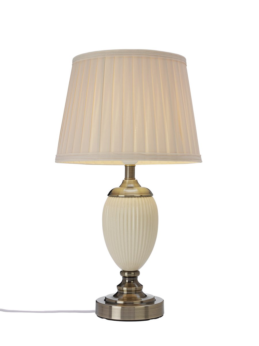 Ottilia 50cm Beige pöytävalaisin valmistajalta Cottex - Ottilia-p&ouml;yt&auml;valaisin on tyylik&auml;s yhdistelm&auml; metallia, keramiikkaa ja tekstiili&auml;, joka luo klassisen ilmeen kotiisi.