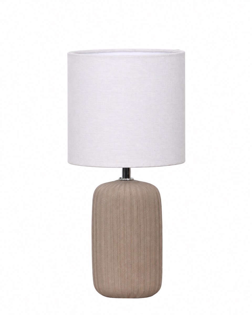 Palizzo 33cm Ruskea pöytävalaisin valmistajalta Nordic Lighting - Jalustassa on matta, hiekanv&auml;rinen viimeistely l&auml;mpim&auml;n ruskeassa s&auml;vyss&auml; ja uurrettu rakenne, joka antaa lampulle pehme&auml;n ja koristeellisen ilmeen.