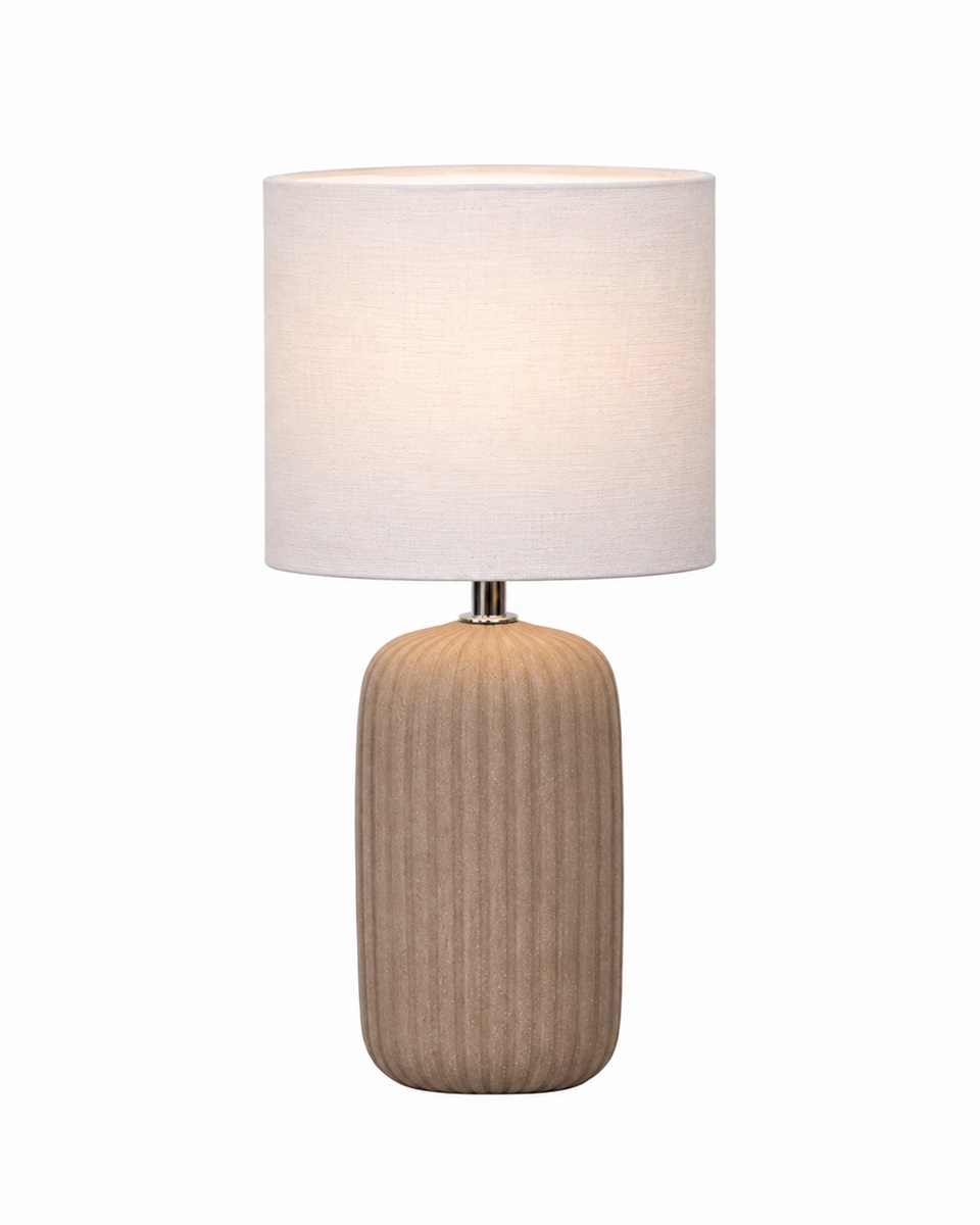 Palizzo 33cm Ruskea pöytävalaisin valmistajalta Nordic Lighting - Jalustassa on matta, hiekanv&auml;rinen viimeistely l&auml;mpim&auml;n ruskeassa s&auml;vyss&auml; ja uurrettu rakenne, joka antaa lampulle pehme&auml;n ja koristeellisen ilmeen.