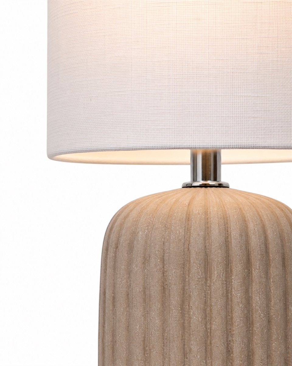 Palizzo 33cm Ruskea pöytävalaisin valmistajalta Nordic Lighting - Jalustassa on matta, hiekanv&auml;rinen viimeistely l&auml;mpim&auml;n ruskeassa s&auml;vyss&auml; ja uurrettu rakenne, joka antaa lampulle pehme&auml;n ja koristeellisen ilmeen.