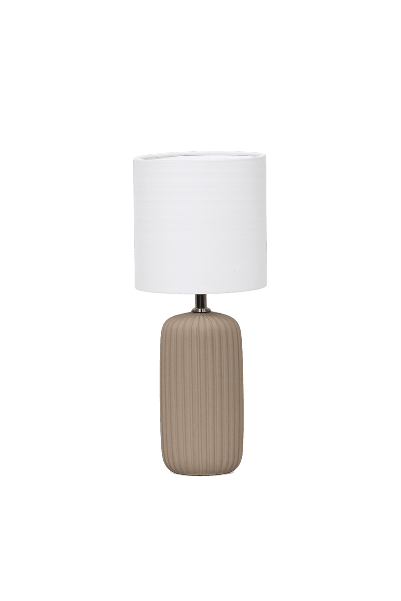 Zoomaa kuva kohteesta Palizzo 33cm Ruskea pöytävalaisin valmistajalta Nordic Lighting - Jalustassa on matta, hiekanv&auml;rinen viimeistely l&auml;mpim&auml;n ruskeassa s&auml;vyss&auml; ja uurrettu rakenne, joka antaa lampulle pehme&auml;n ja koristeellisen ilmeen.
