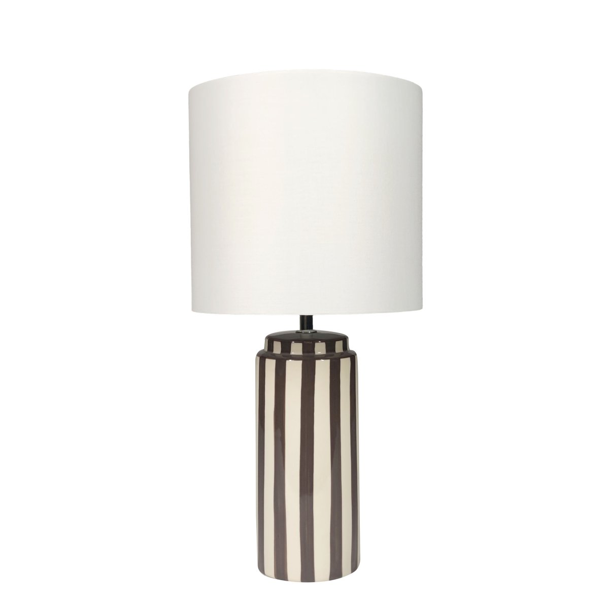 Faro 50cm Ruskea/valkoinen pöytävalaisin valmistajalta Nordic Lighting - Lampunjalka on valmistettu keraamisesta materiaalista, ja siinä on kermanvalkoinen ja ruskeat raidat, jotka antavat eloisan mutta tasapainoisen vaikutelman.