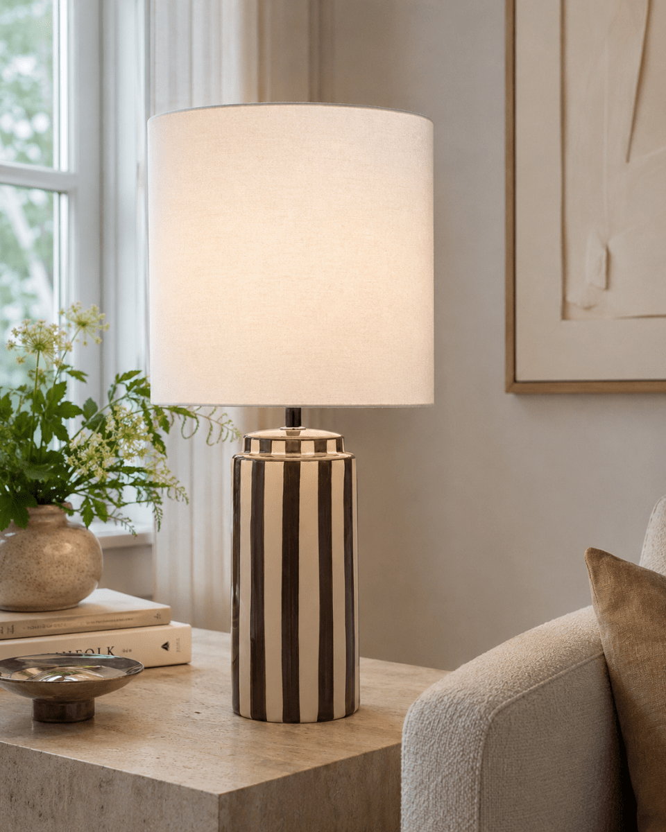 Faro 50cm Ruskea/valkoinen pöytävalaisin valmistajalta Nordic Lighting - Lampunjalka on valmistettu keraamisesta materiaalista, ja siin&auml; on kermanvalkoinen ja ruskeat raidat, jotka antavat eloisan mutta tasapainoisen vaikutelman.