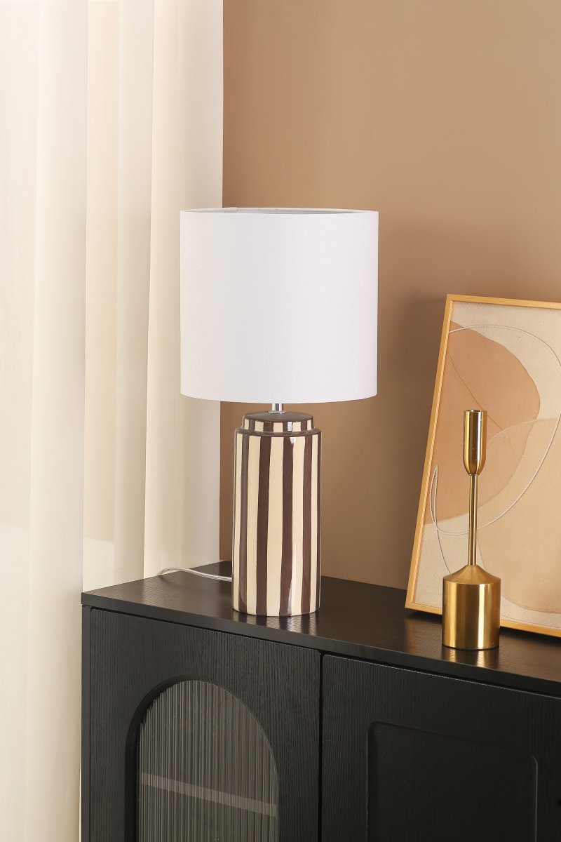 Faro 50cm Ruskea/valkoinen pöytävalaisin valmistajalta Nordic Lighting - Lampunjalka on valmistettu keraamisesta materiaalista, ja siinä on kermanvalkoinen ja ruskeat raidat, jotka antavat eloisan mutta tasapainoisen vaikutelman.