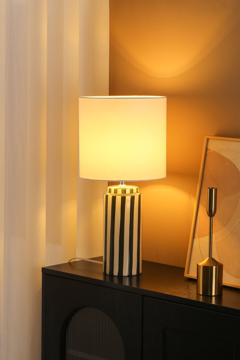 Faro 50cm Vihreä/valkoinen pöytävalaisin valmistajalta Nordic Lighting - Lampunjalka on valmistettu keraamisesta materiaalista, ja sen kermanvalkoinen jalusta ja vihre&auml;t raidat luovat eloisan mutta tasapainoisen vaikutelman.