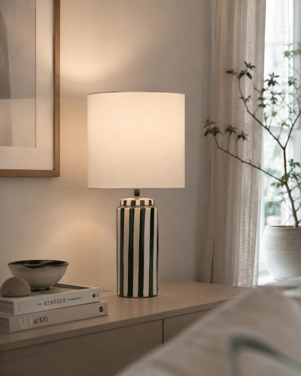 Faro 50cm Vihreä/valkoinen pöytävalaisin valmistajalta Nordic Lighting - Lampunjalka on valmistettu keraamisesta materiaalista, ja sen kermanvalkoinen jalusta ja vihre&auml;t raidat luovat eloisan mutta tasapainoisen vaikutelman.
