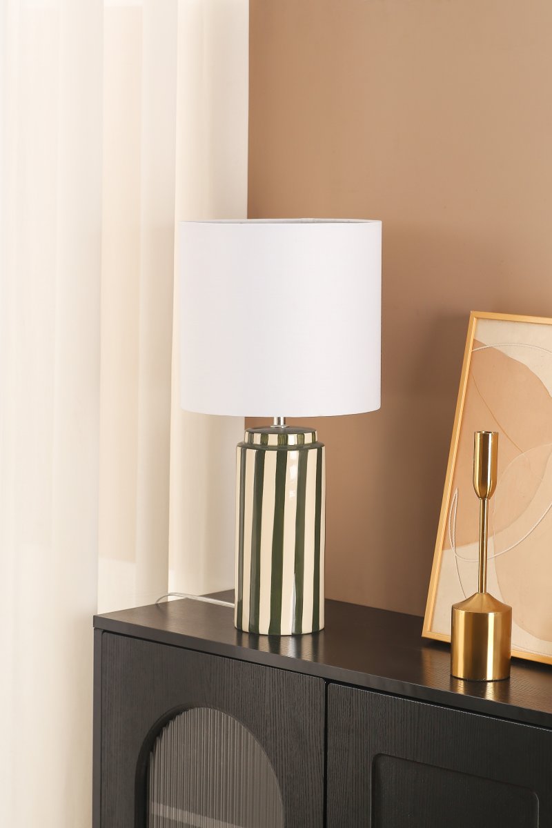 Faro 50cm Vihreä/valkoinen pöytävalaisin valmistajalta Nordic Lighting - Lampunjalka on valmistettu keraamisesta materiaalista, ja sen kermanvalkoinen jalusta ja vihre&auml;t raidat luovat eloisan mutta tasapainoisen vaikutelman.