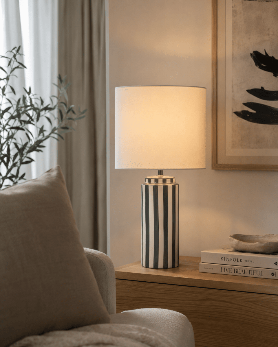 Faro 50cm Harmaa/valkoinen pöytävalaisin valmistajalta Nordic Lighting - Lampun jalka on valmistettu keraamisesta materiaalista, ja sen kermanvalkoinen jalusta ja harmaat raidat luovat eloisan mutta tasapainoisen vaikutelman.