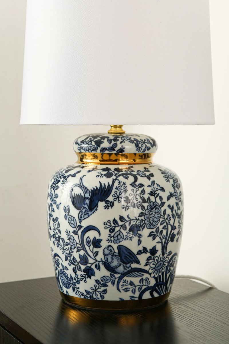 Blomstermåla 43cm Sininen pöytävalaisin valmistajalta Lampan - Vacker bordslampa med dekorativt bl&aring;tt och vitt m&ouml;nster p&aring; porslinbasen med m&auml;ssingdetaljer.