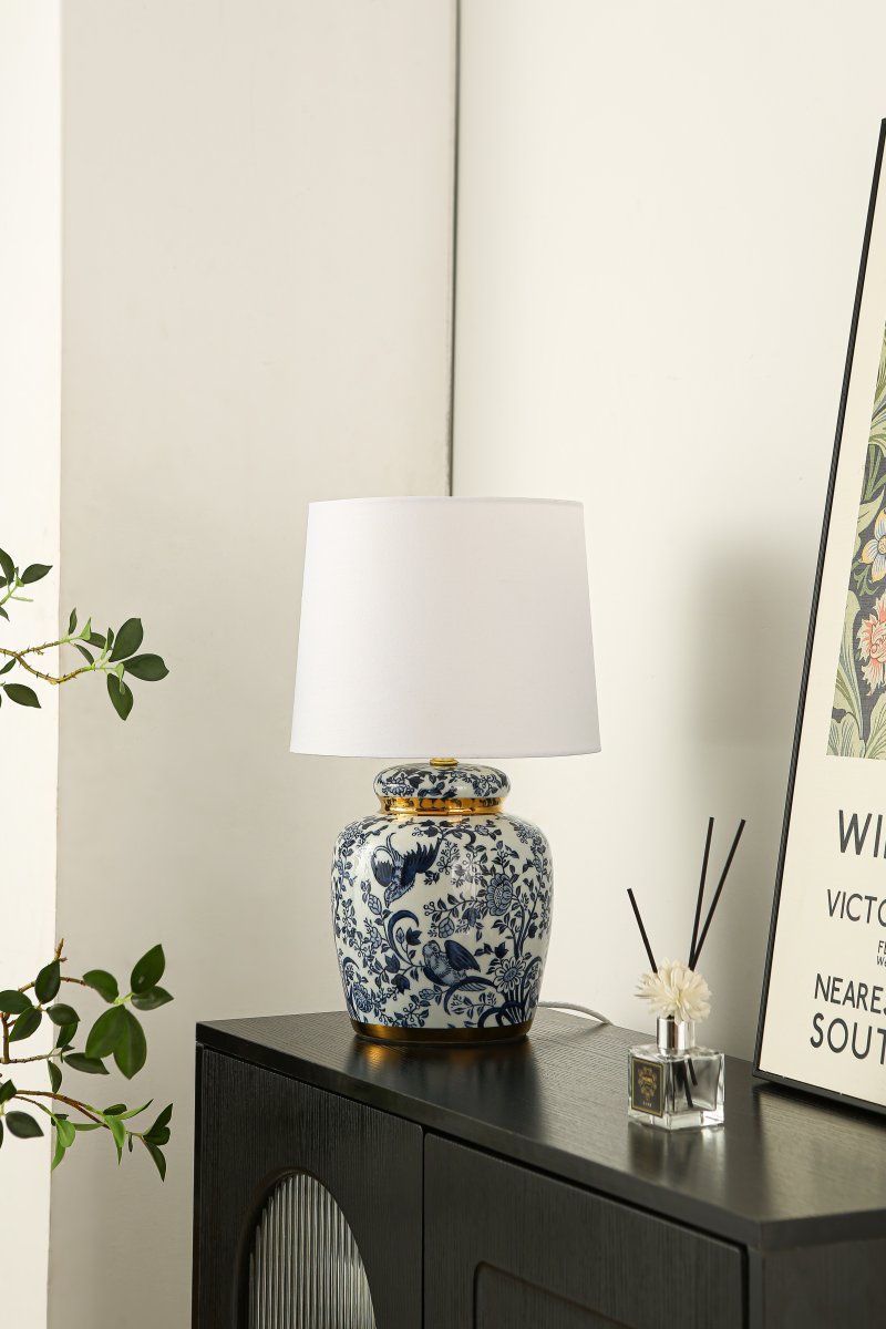 Blomstermåla 43cm Sininen pöytävalaisin valmistajalta Lampan - Vacker bordslampa med dekorativt bl&aring;tt och vitt m&ouml;nster p&aring; porslinbasen med m&auml;ssingdetaljer.