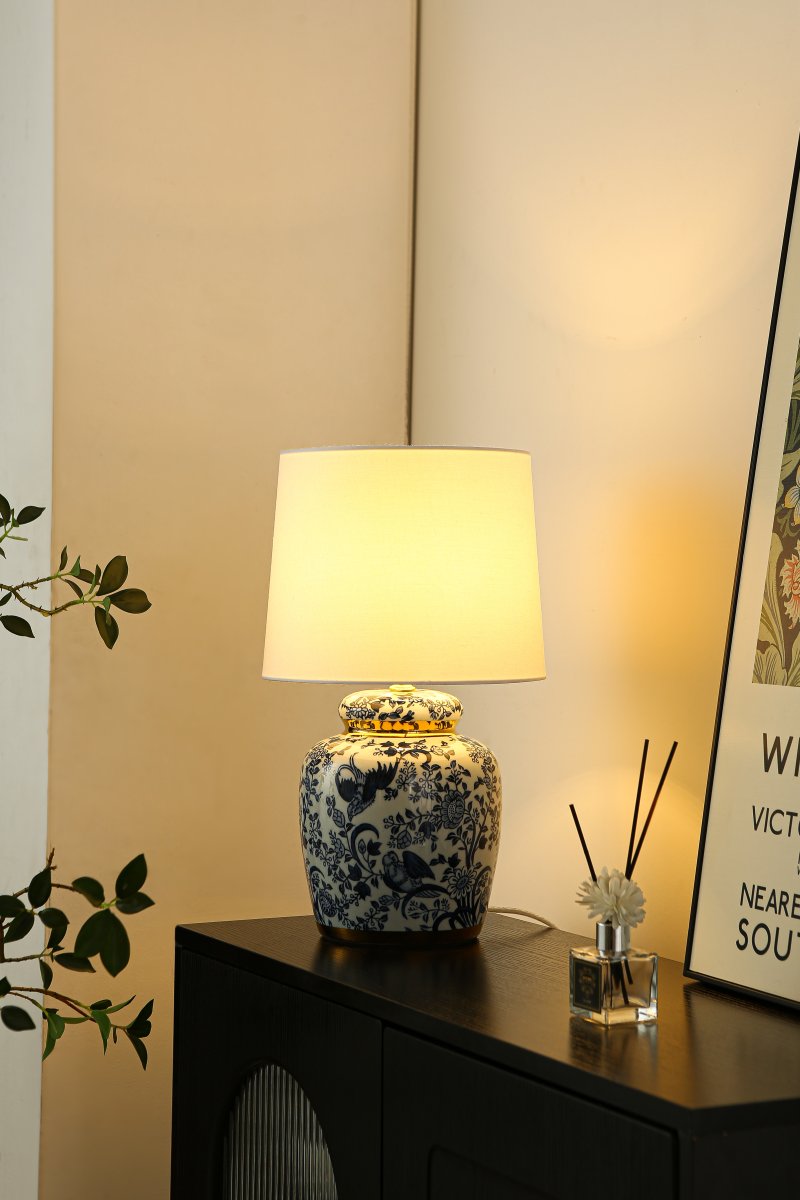 Blomstermåla 43cm Sininen pöytävalaisin valmistajalta Lampan - Vacker bordslampa med dekorativt bl&aring;tt och vitt m&ouml;nster p&aring; porslinbasen med m&auml;ssingdetaljer.