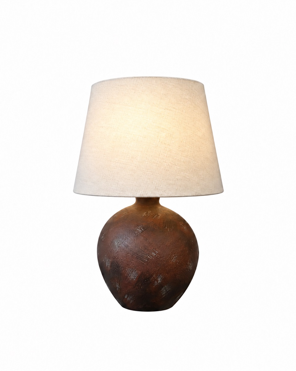 Bellmini 30cm Tummanruskea pöytävalaisin valmistajalta Nordic Lighting - Klassinen muoto ja lämmin värisävy luovat ajattoman ja kodikkaan tunnelman.