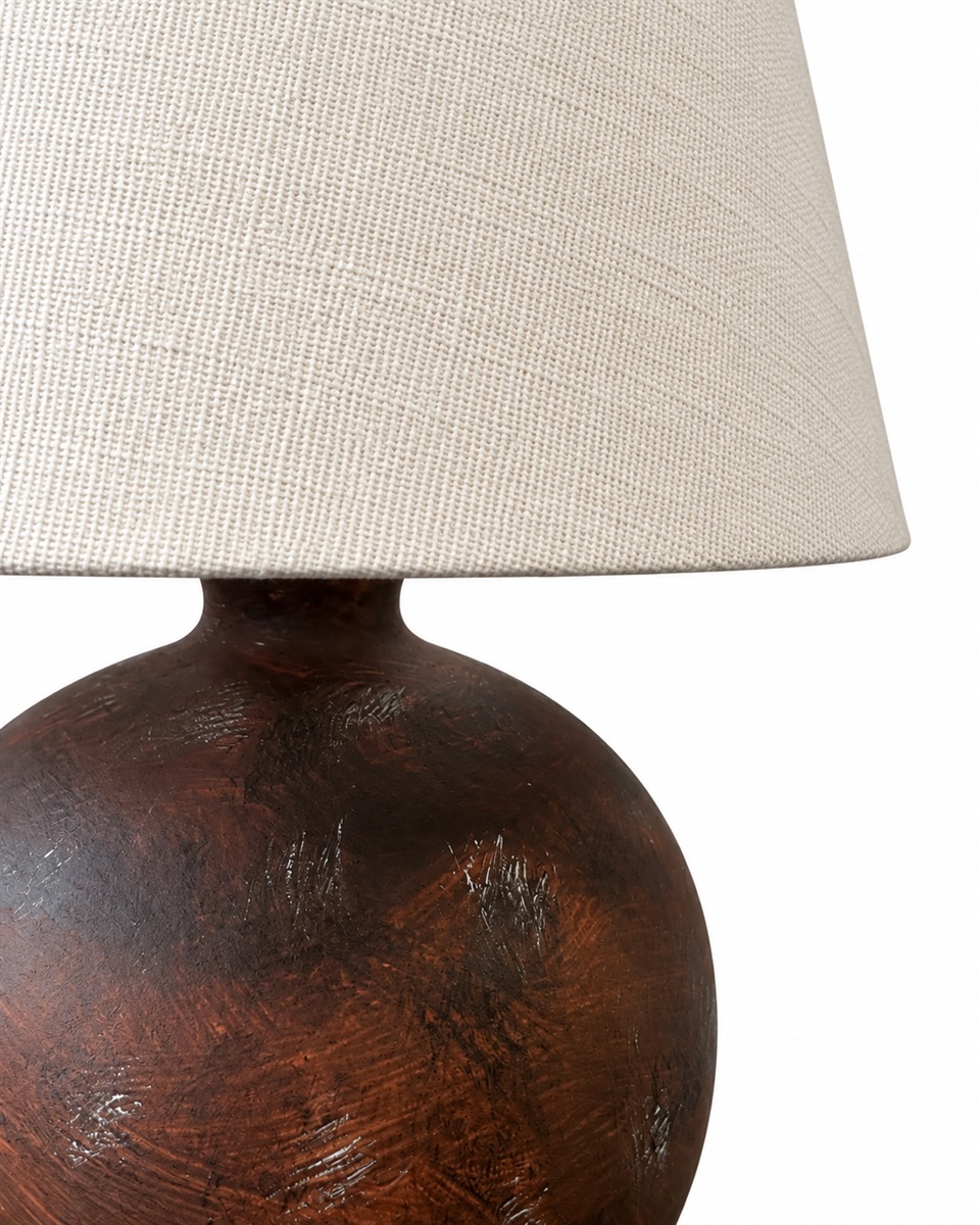 Bellmini 30cm Tummanruskea pöytävalaisin valmistajalta Nordic Lighting - Klassinen muoto ja lämmin värisävy luovat ajattoman ja kodikkaan tunnelman.