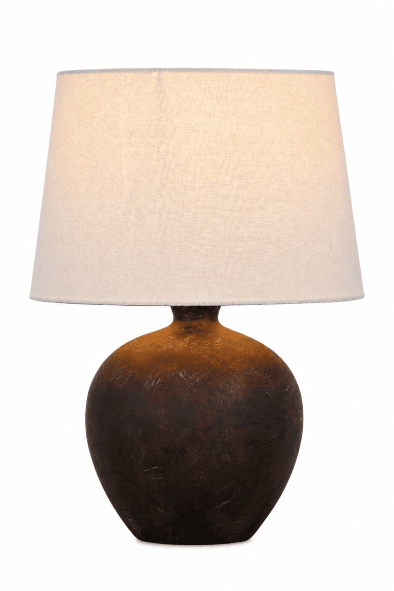 Bella 42cm Tummanruskea pöytävalaisin valmistajalta Nordic Lighting - Klassinen muoto ja l&auml;mmin v&auml;ris&auml;vy luovat ajattoman ja kodikkaan tunnelman.