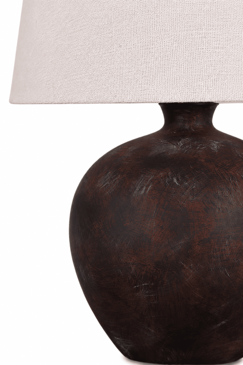 Bella 42cm Tummanruskea pöytävalaisin valmistajalta Nordic Lighting - Klassinen muoto ja l&auml;mmin v&auml;ris&auml;vy luovat ajattoman ja kodikkaan tunnelman.