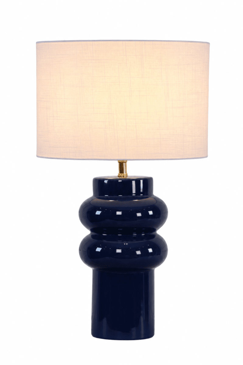 Anelli 56cm Sininen pöytävalaisin valmistajalta Nordic Lighting - Anelli -pöytävalaisin, jossa on sininen, kiiltävä keraaminen jalusta ja valkoinen pellavavarjostin, on elegantti ja moderni sisustuselementti.