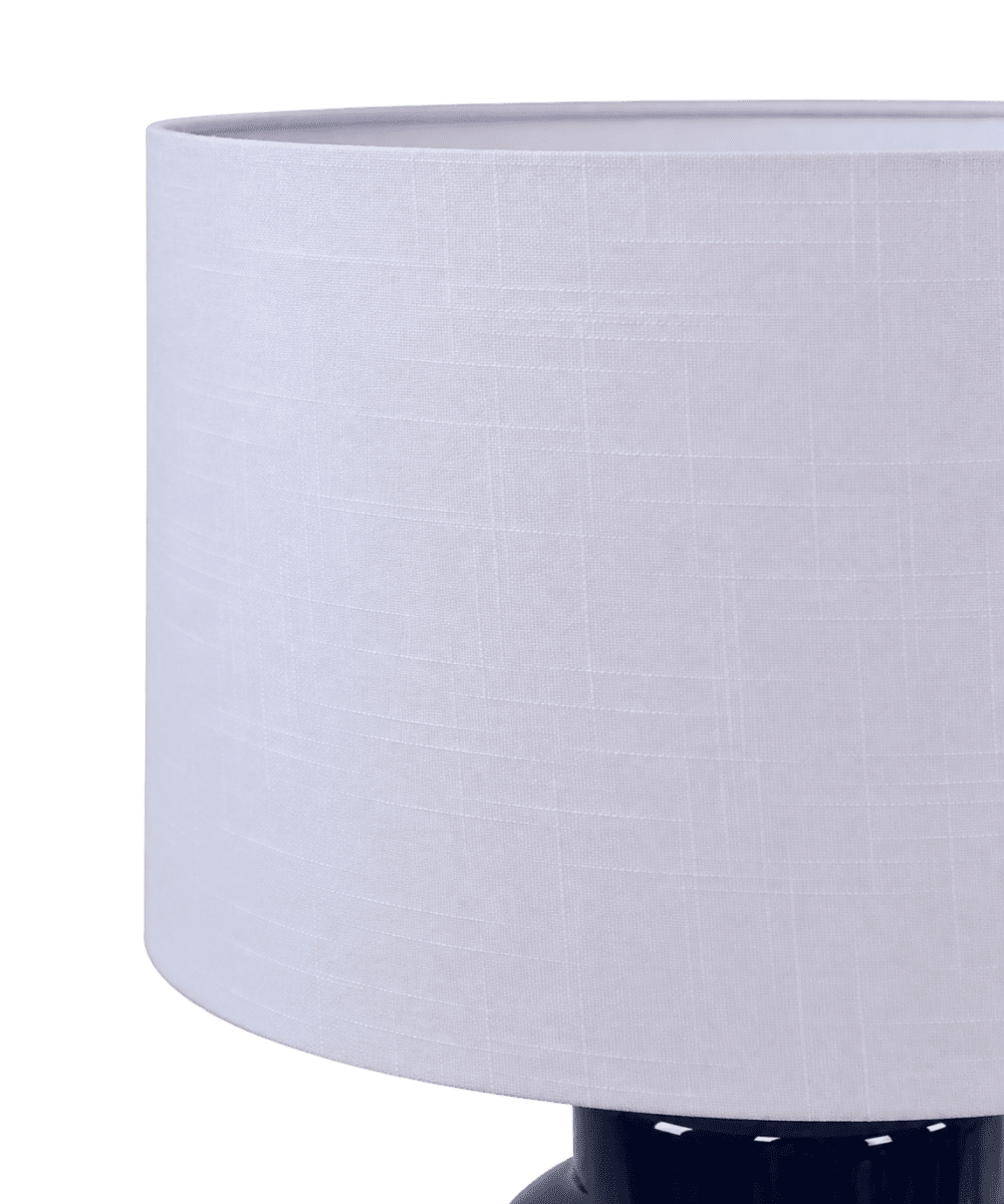 Anelli 56cm Sininen pöytävalaisin valmistajalta Nordic Lighting - Anelli -pöytävalaisin, jossa on sininen, kiiltävä keraaminen jalusta ja valkoinen pellavavarjostin, on elegantti ja moderni sisustuselementti.