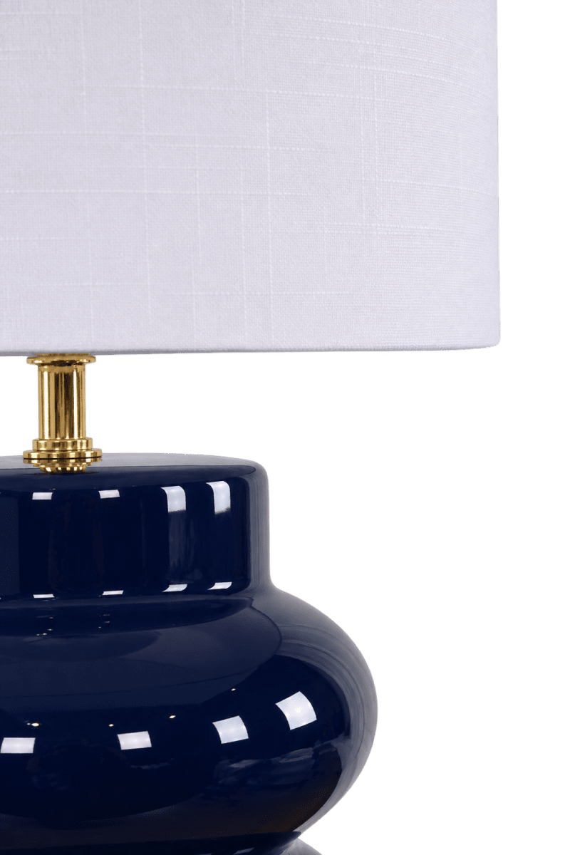 Anelli 56cm Sininen pöytävalaisin valmistajalta Nordic Lighting - Anelli -pöytävalaisin, jossa on sininen, kiiltävä keraaminen jalusta ja valkoinen pellavavarjostin, on elegantti ja moderni sisustuselementti.