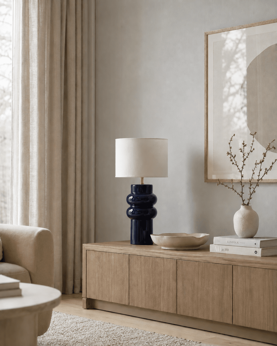 Anelli 56cm Sininen pöytävalaisin valmistajalta Nordic Lighting - Anelli -pöytävalaisin, jossa on sininen, kiiltävä keraaminen jalusta ja valkoinen pellavavarjostin, on elegantti ja moderni sisustuselementti.