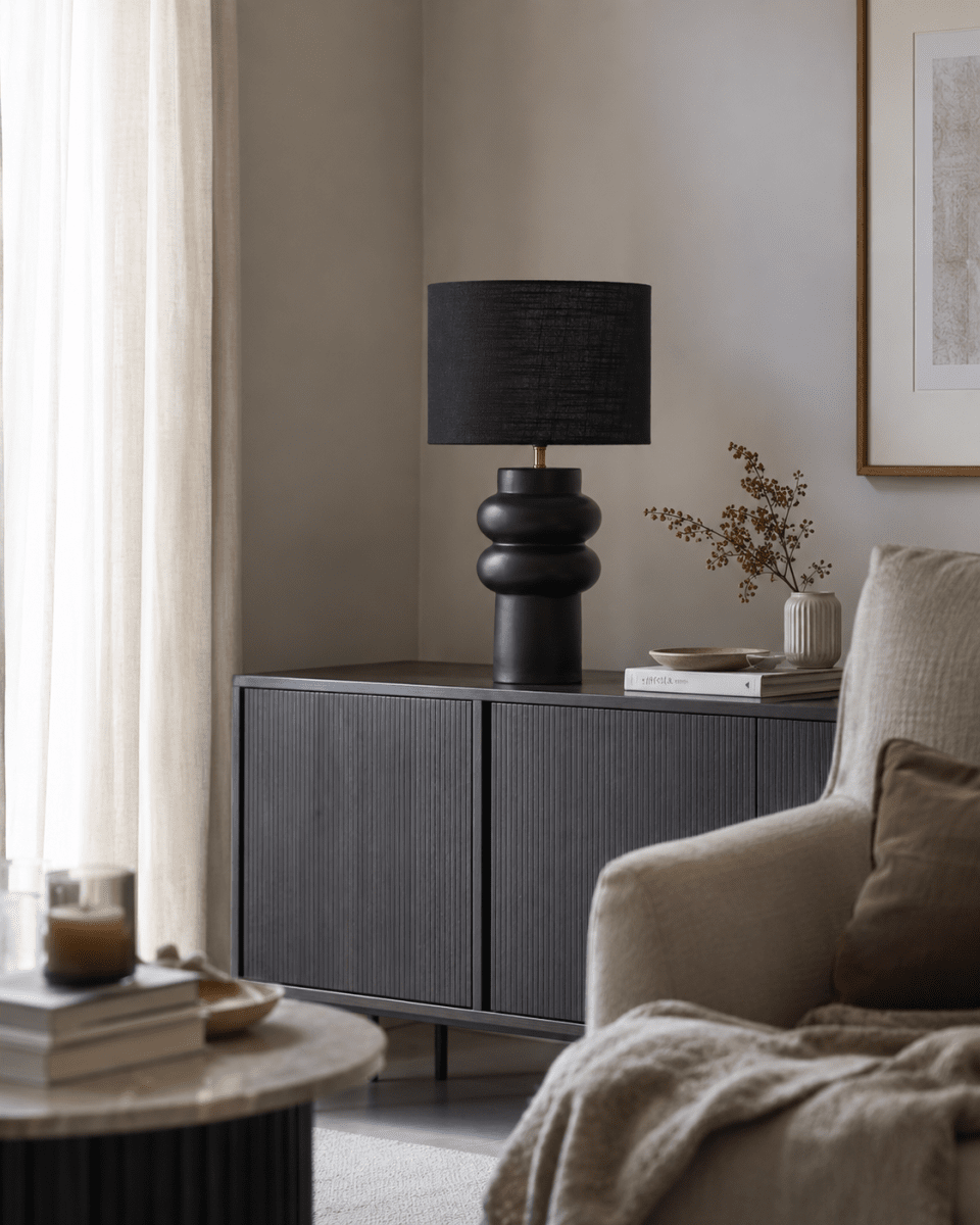 Anelli 56cm Musta pöytävalaisin valmistajalta Nordic Lighting - Ainutlaatuinen, veistoksellinen muoto ja tumma v&auml;ris&auml;vy antavat modernin ja hienostuneen ilmeen.