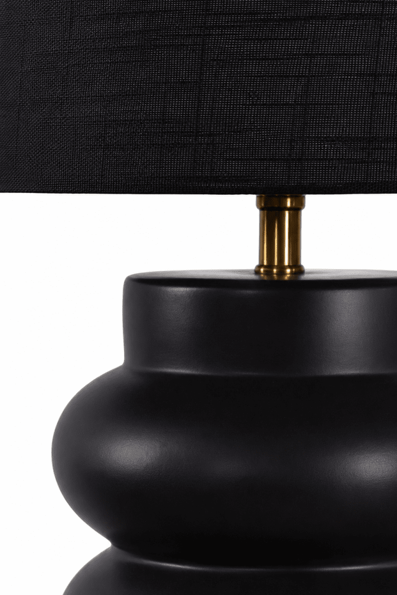 Anelli 56cm Musta pöytävalaisin valmistajalta Nordic Lighting - Ainutlaatuinen, veistoksellinen muoto ja tumma v&auml;ris&auml;vy antavat modernin ja hienostuneen ilmeen.