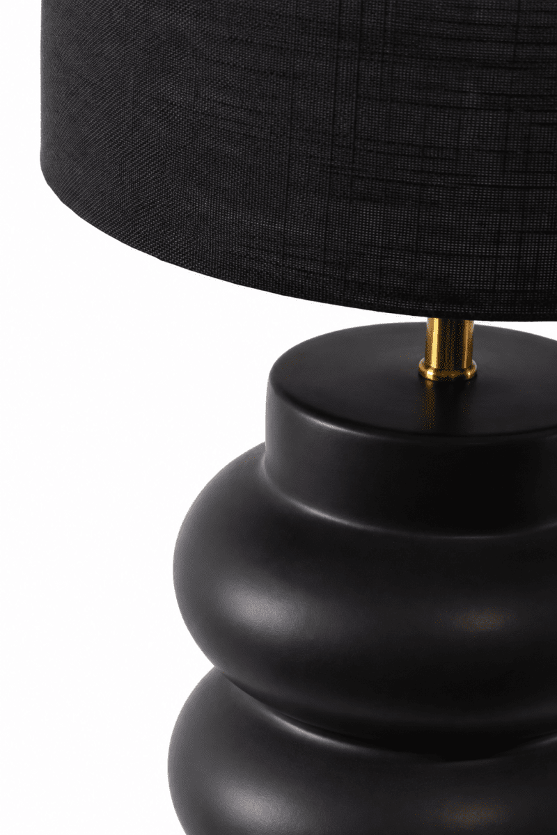 Anelli 56cm Musta pöytävalaisin valmistajalta Nordic Lighting - Ainutlaatuinen, veistoksellinen muoto ja tumma v&auml;ris&auml;vy antavat modernin ja hienostuneen ilmeen.