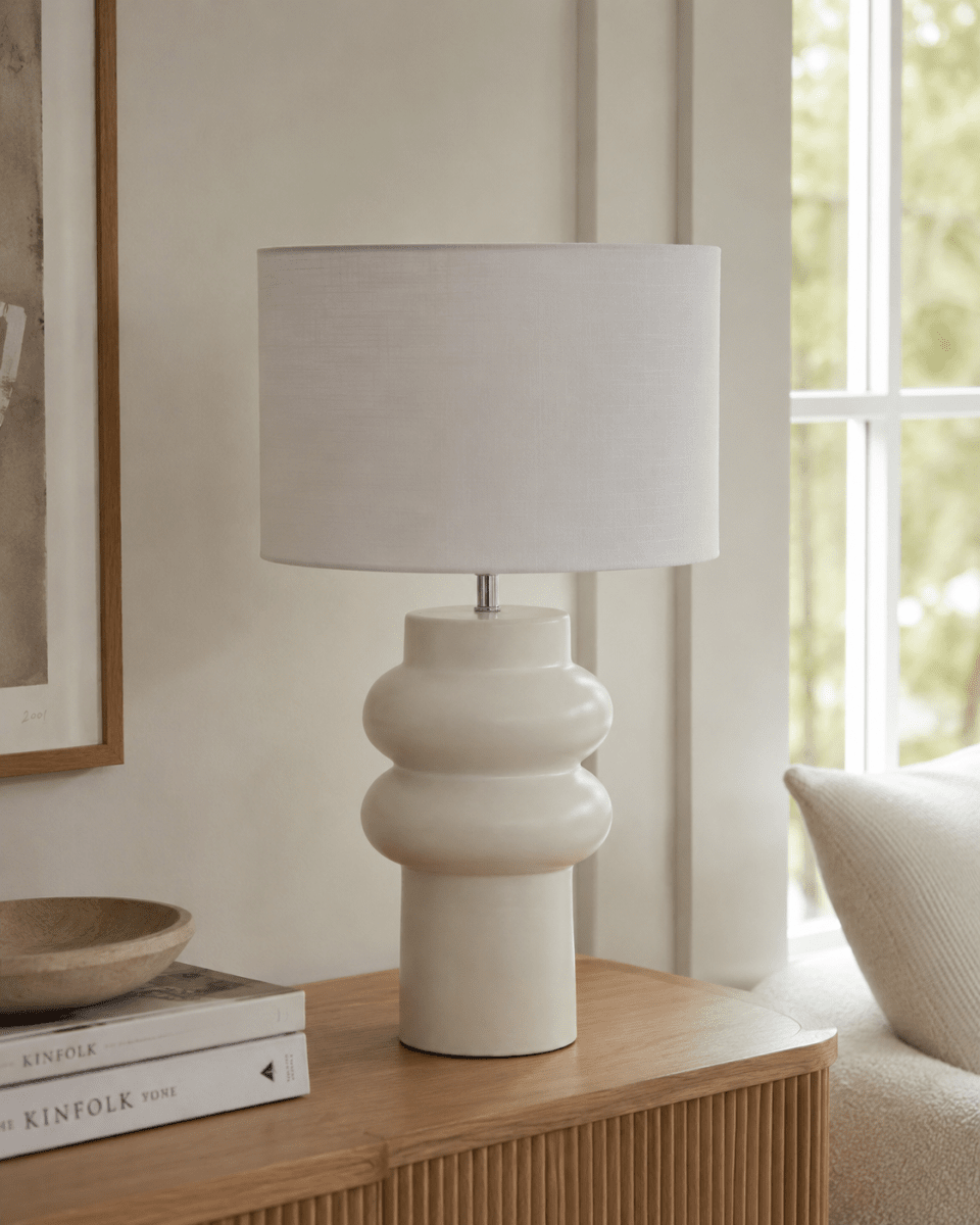 Anelli 56cm Valkoinen pöytävalaisin valmistajalta Nordic Lighting - Anelli -pöytävalaisimessa on tyylikäs keraaminen jalusta ja elegantti pellavainen varjostin.
