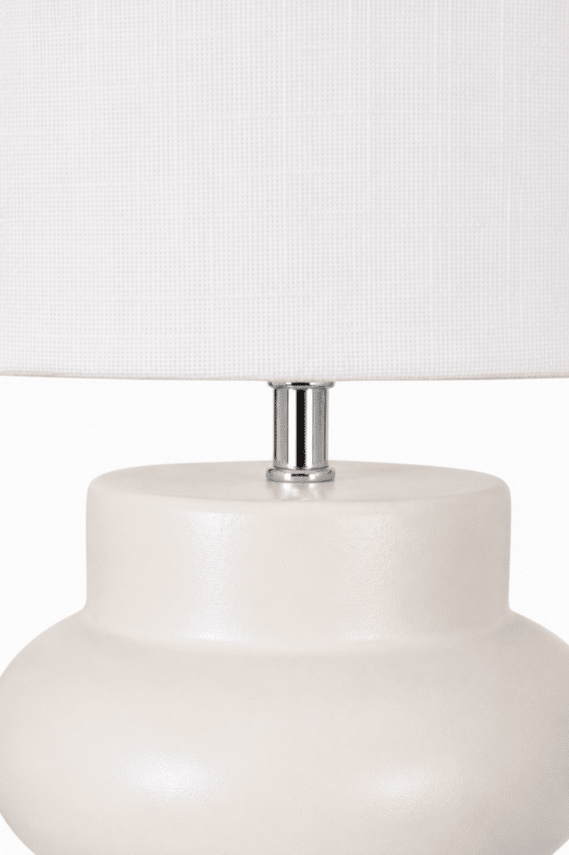 Anelli 56cm Valkoinen pöytävalaisin valmistajalta Nordic Lighting - Anelli -pöytävalaisimessa on tyylikäs keraaminen jalusta ja elegantti pellavainen varjostin.