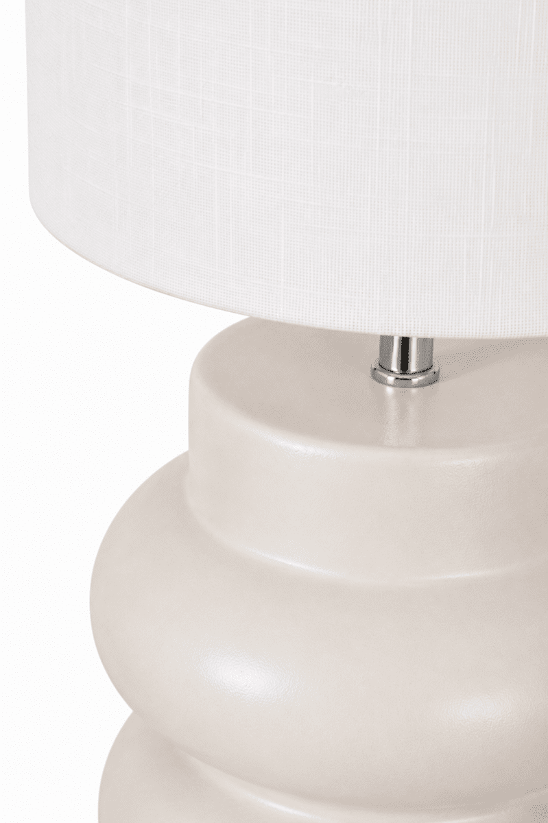 Anelli 56cm Valkoinen pöytävalaisin valmistajalta Nordic Lighting - Anelli -pöytävalaisimessa on tyylikäs keraaminen jalusta ja elegantti pellavainen varjostin.