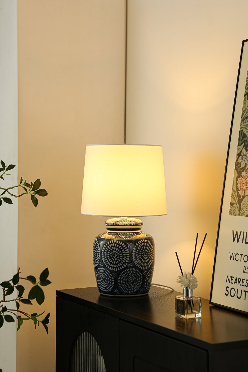 Emsfors 43cm Sininen pöytävalaisin valmistajalta Lampan - Keraamisessa lampunjalassa on yksityiskohtainen sinivalkoinen kuvio, joka antaa klassisen ja samalla eloisan ilmeen.