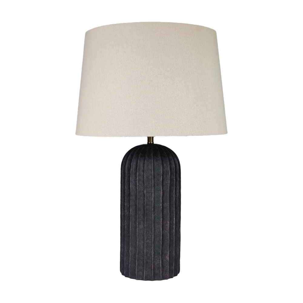 Porto 63cm Musta/beige pöytävalaisin valmistajalta Nordic Lighting - Lampun jalka on valmistettu keraamisesta materiaalista ja siin&auml; on mustaksi maalattu, vaihteleva varjostin, joka antaa sille eloisan ja eksklusiivisen ilmeen.