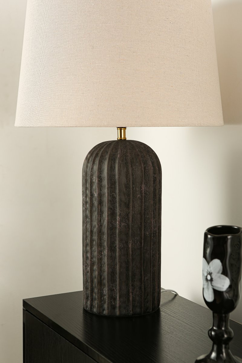 Porto 63cm Musta/beige pöytävalaisin valmistajalta Nordic Lighting - Lampun jalka on valmistettu keraamisesta materiaalista ja siin&auml; on mustaksi maalattu, vaihteleva varjostin, joka antaa sille eloisan ja eksklusiivisen ilmeen.