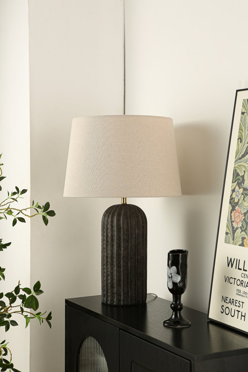 Porto 63cm Musta/beige pöytävalaisin valmistajalta Nordic Lighting - Lampun jalka on valmistettu keraamisesta materiaalista ja siin&auml; on mustaksi maalattu, vaihteleva varjostin, joka antaa sille eloisan ja eksklusiivisen ilmeen.