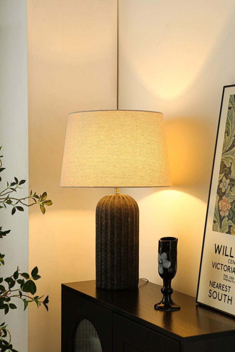 Porto 63cm Musta/beige pöytävalaisin valmistajalta Nordic Lighting - Lampun jalka on valmistettu keraamisesta materiaalista ja siin&auml; on mustaksi maalattu, vaihteleva varjostin, joka antaa sille eloisan ja eksklusiivisen ilmeen.