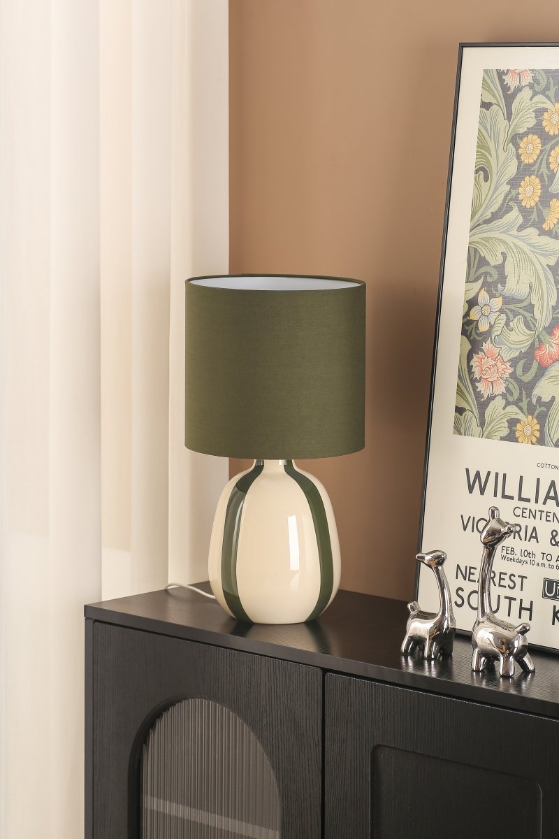 Rippel 40cm Vihreä pöytävalaisin valmistajalta Nordic Lighting - Lampun jalka on valmistettu keraamisesta materiaalista, ja kermanvalkoinen jalusta ja vihreät raidat antavat sille eloisan mutta pehmeän ilmeen.