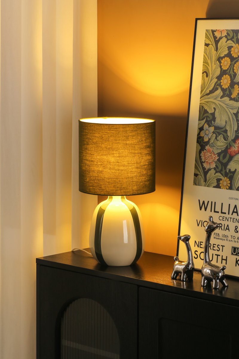 Rippel 40cm Vihreä pöytävalaisin valmistajalta Nordic Lighting - Lampun jalka on valmistettu keraamisesta materiaalista, ja kermanvalkoinen jalusta ja vihreät raidat antavat sille eloisan mutta pehmeän ilmeen.