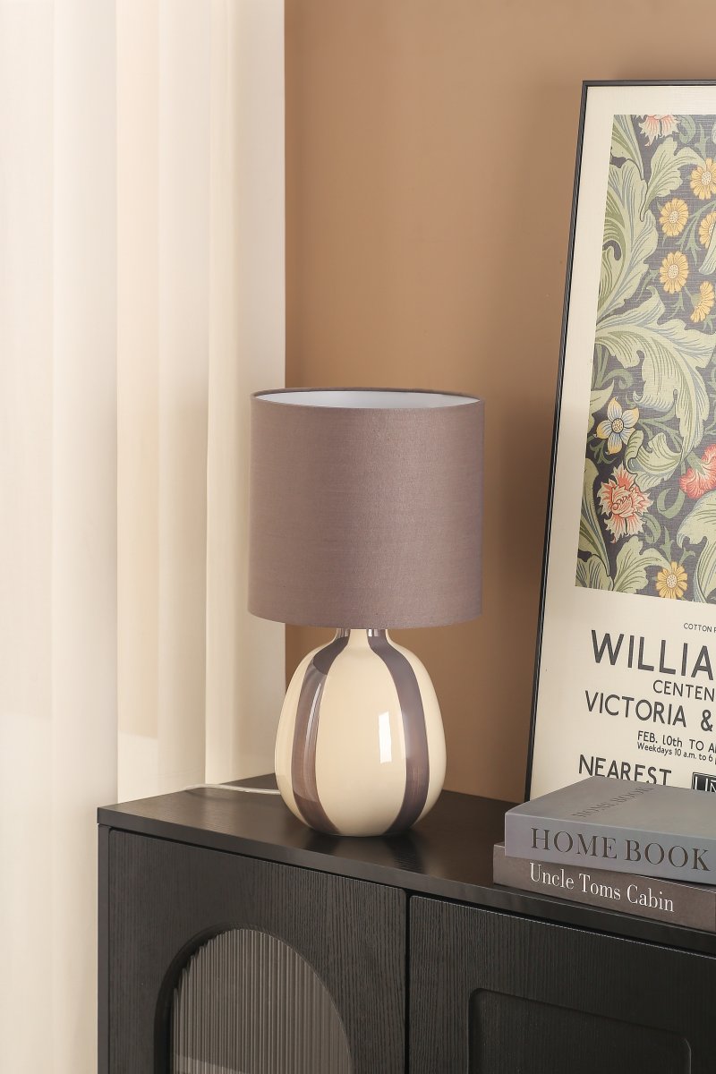 Rippel 40cm Harmaa pöytävalaisin valmistajalta Nordic Lighting - Lampun jalka on valmistettu keraamisesta materiaalista, ja kermanvalkoinen jalusta ja harmaat raidat antavat sille eloisan mutta pehme&auml;n ilmeen.