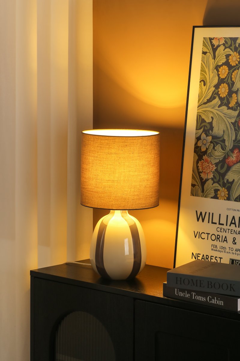 Rippel 40cm Harmaa pöytävalaisin valmistajalta Nordic Lighting - Lampun jalka on valmistettu keraamisesta materiaalista, ja kermanvalkoinen jalusta ja harmaat raidat antavat sille eloisan mutta pehme&auml;n ilmeen.