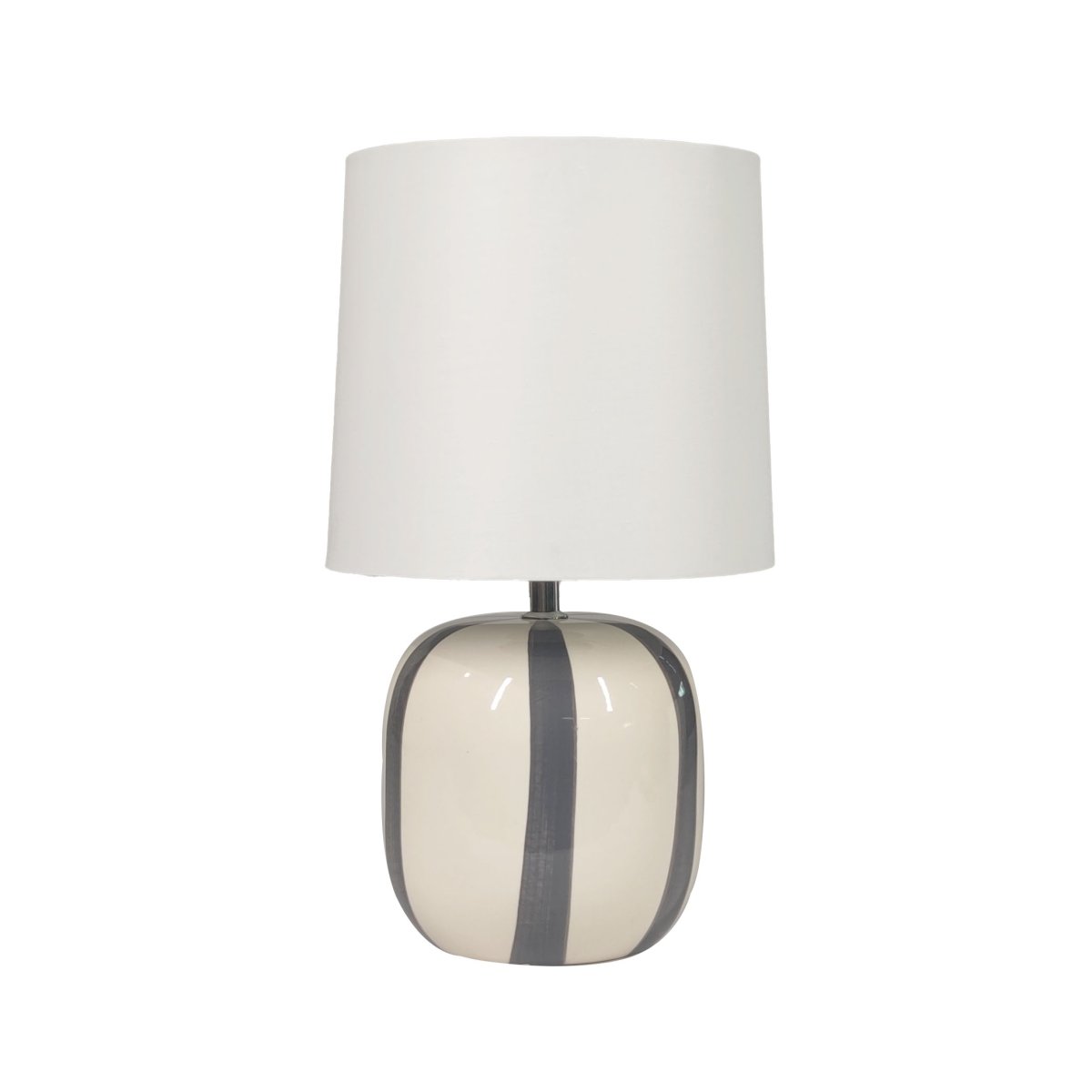 Pholca 38cm Valkoinen/harmaa pöytävalaisin valmistajalta Nordic Lighting - Lampunjalka on valmistettu keraamisesta materiaalista, ja siin&auml; on kermanvalkoinen pohja ja harmaat raidat, jotka luovat eloa ja luonnetta.