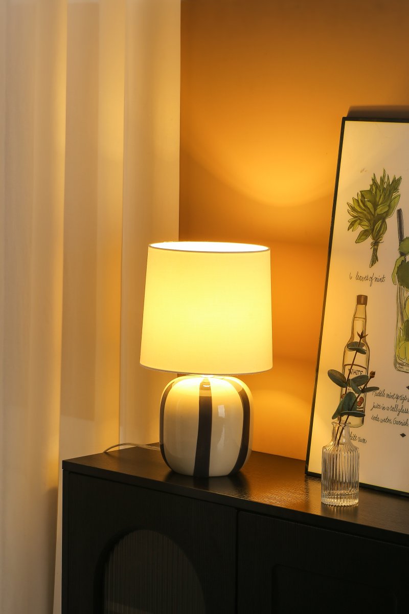 Pholca 38cm Valkoinen/harmaa pöytävalaisin valmistajalta Nordic Lighting - Lampunjalka on valmistettu keraamisesta materiaalista, ja siin&auml; on kermanvalkoinen pohja ja harmaat raidat, jotka luovat eloa ja luonnetta.